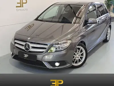 Usado Mercedes B180 122 CV (89 kW) 2013 Gris Monovolumen