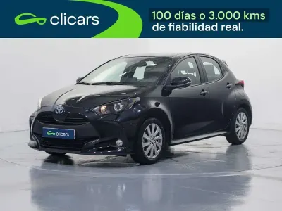 Usado Toyota Yaris Hybrid Active 75 CV (55 kW) 2022 Negro Berlina