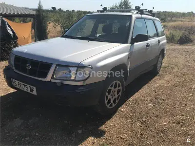 Usado Subaru Forester 125 CV (91 kW) 1999 Gris / plata SUV