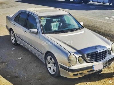 Gris / plata Usado 2000 Mercedes E270 Elegance Berlina | 2900 €