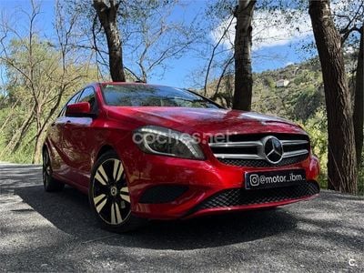 Begagnad Mercedes A180 Urban 109 HK (80 kW) 2015 Röd Sedan