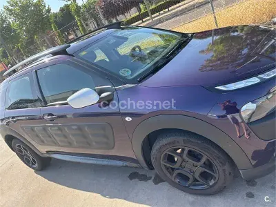 Usado Citroën C4 Cactus Feel 92 CV (67 kW) 2015 Violeta / lila Utilitario