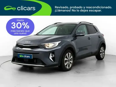 Usado Kia Stonic 100 CV (73 kW) 2022 Gris / plata SUV