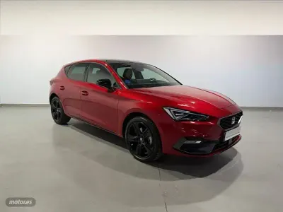 Usado Seat Leon FR 204 CV (150 kW) 2025 Rojo Berlina