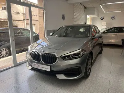 Usado BMW 118 Sport Line 136 CV (100 kW) 2022 Gris Utilitario