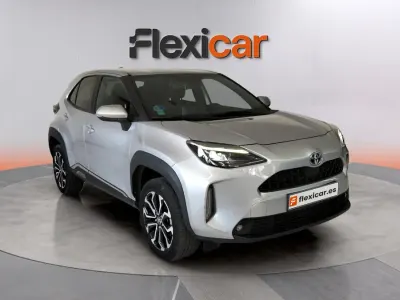 Usado Toyota Yaris 116 CV (85 kW) 2022 Gris Utilitario
