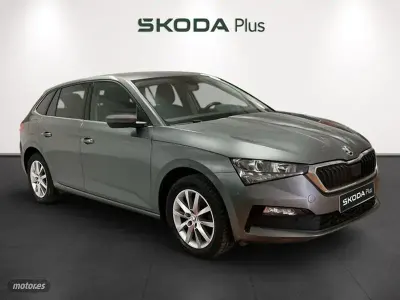 Usado Skoda Scala Ambition 110 CV (80 kW) 2022 Gris Utilitario