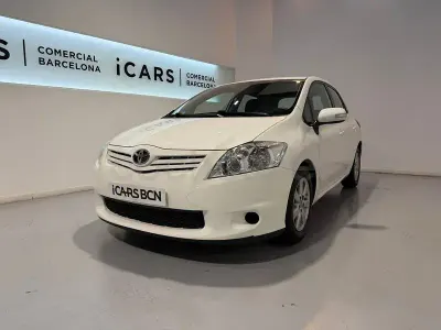 Usado Toyota Auris Active 90 CV (66 kW) 2012 Blanco Berlina