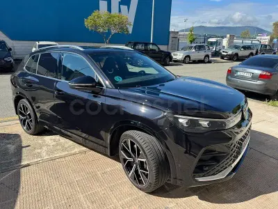 Käytetty VW Tiguan R-line 150 HP (110 kW) 2024 Musta Katumaasturi