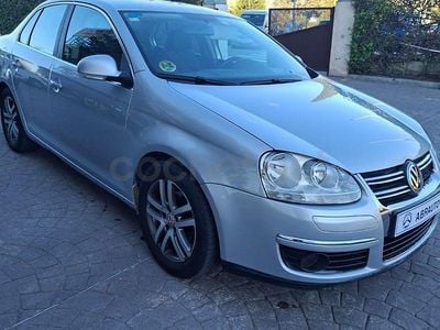 Usado VW Jetta Advance 105 CV (77 kW) 2007 Gris / plata Berlina