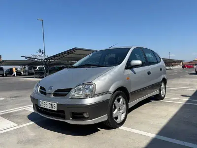 Usado Nissan Almera Tino Tekna 136 CV (100 kW) 2003 Gris / plata Monovolumen