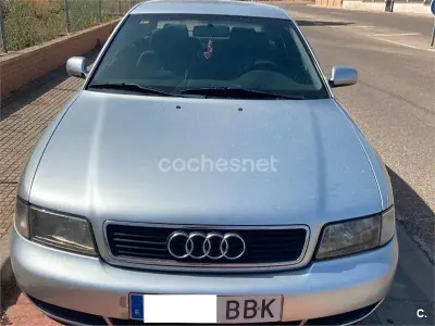 Usado Audi A4 110 CV (80 kW) 2000 Gris / plata Berlina