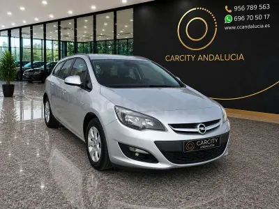 Usado Opel Astra Business 110 CV (80 kW) 2014 Gris / plata Familiar