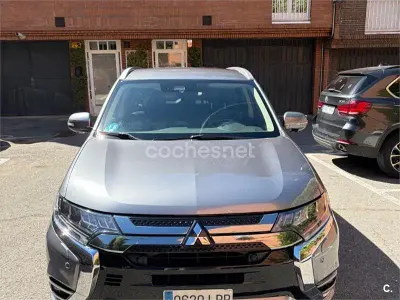 Usado Mitsubishi Outlander P-HEV 224 CV (164 kW) 2019 Gris / plata SUV