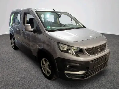 Usado Peugeot Rifter Active 100 CV (73 kW) 2021 Gris / plata Monovolumen