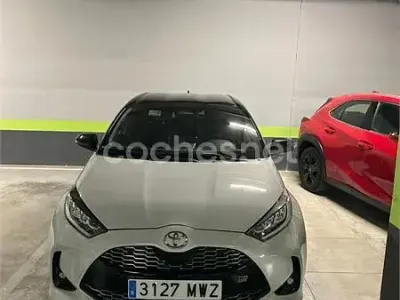 Usado Toyota Yaris Hybrid Plus 130 CV (95 kW) 2024 Gris / plata Berlina