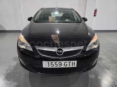 Używany Opel Astra Enjoy 110 KM (80 kW) 2010 Czarny Sedan/Limuzyna