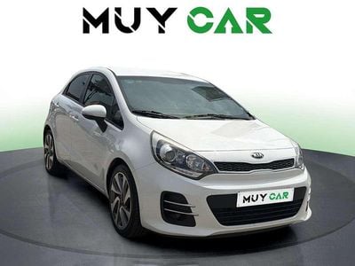 Käytetty Kia Rio 75 HP (55 kW) 2016 Valkoinen Viistoperä