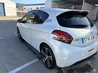 Usado Peugeot 208 GT-line 110 CV (80 kW) 2016 Blanco Utilitario