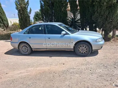 Usado Audi A4 110 HP (80 kW) 1999 Cinzento Sedan