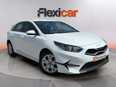 Usado Kia Ceed 136 CV (100 kW) 2023 Blanco Utilitario