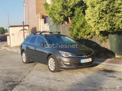 Usado Opel Astra Excellence 110 CV (80 kW) 2014 Gris / plata Familiar