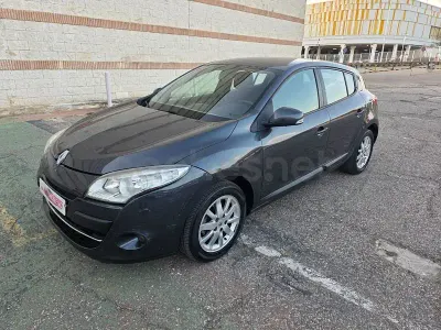 Usado Renault Mégane Authentique 100 CV (73 kW) 2010 Gris / plata Berlina