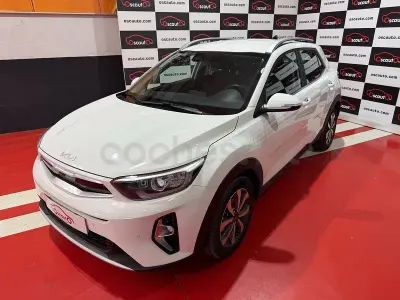 Begagnad Kia Stonic Plus 100 HK (73 kW) 2022 Vit SUV