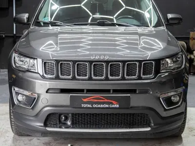 Usado Jeep Compass 140 CV (102 kW) 2018 Grisnegro SUV