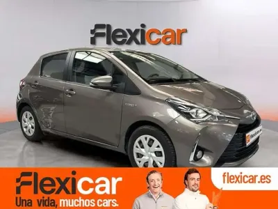 Usado Toyota Yaris Active 99 CV (72 kW) 2020 Gris Utilitario