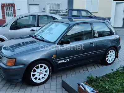 Usado Toyota Yaris Luna 86 CV (63 kW) 1999 Gris / plata Berlina