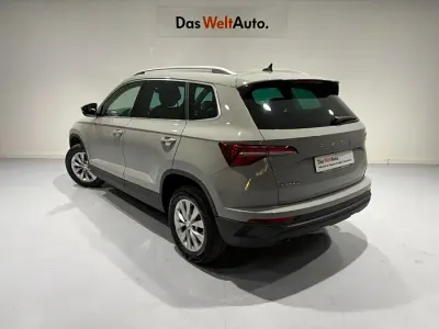 Usado Skoda Karoq Selection 116 CV (85 kW) 2024 Gris SUV