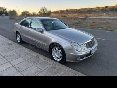 Usado Mercedes E220 Classic 150 CV (110 kW) 2004 Beige Berlina