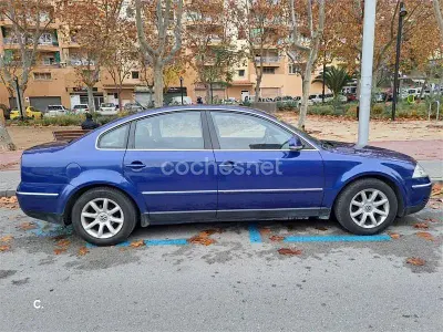 Usado VW Passat Edition 101 CV (74 kW) 2004 Azul Familiar