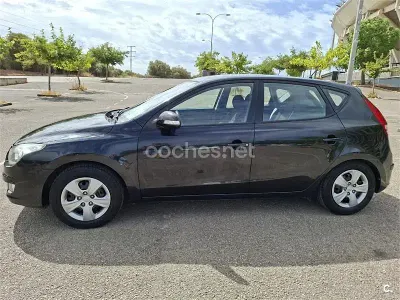 Usado Hyundai i30 Comfort 109 CV (80 kW) 2009 Negro Berlina