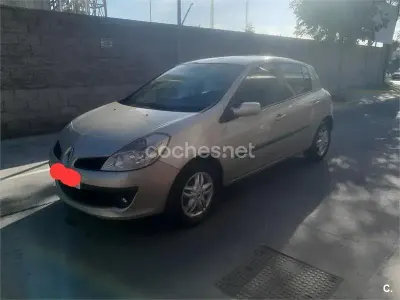 Begagnad Renault Clio II Privilege 85 HK (62 kW) 2007 Beige Sedan