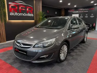 Usado Opel Astra Selective 110 CV (80 kW) 2015 Gris Utilitario