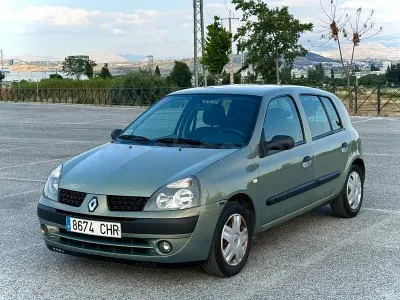 Usado Renault Clio II Expression 60 CV (44 kW) 2003 Verde Berlina