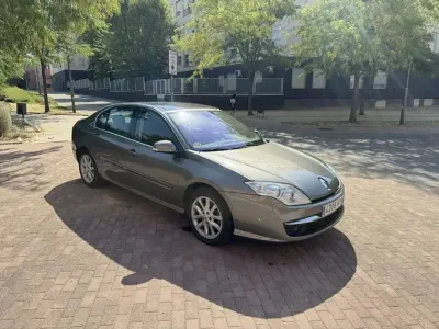Usado Renault Laguna III Expression 150 CV (110 kW) 2009 Marrón Berlina