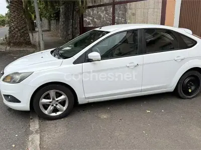 Usado Ford Focus Trend 109 CV (80 kW) 2010 Blanco Berlina