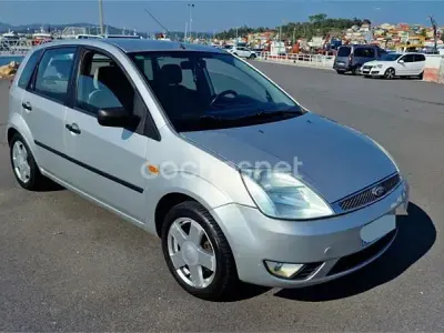 Usado Ford Fiesta Trend 80 CV (58 kW) 2002 Gris / plata Utilitario