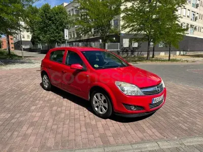 Usado Opel Astra Cosmo 110 CV (80 kW) 2009 Rojo Berlina