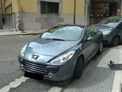 Usado Peugeot 307 CC 110 CV (80 kW) 2008 Azul Descapotable