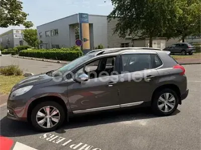 Usado Peugeot 2008 Active 92 CV (67 kW) 2015 Marrón SUV