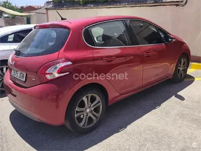 Usado Peugeot 208 Allure 92 CV (67 kW) 2015 Rojo Utilitario