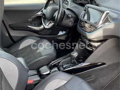 Usado Peugeot 2008 Allure 110 CV (80 kW) 2018 Rojo SUV