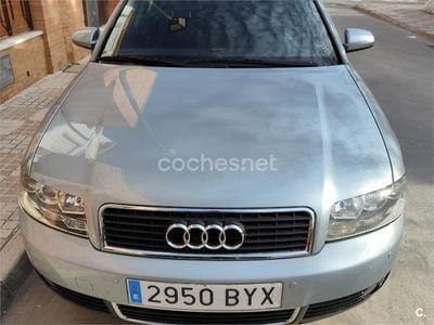 Usado Audi A4 130 CV (95 kW) 2002 Gris / plata Berlina