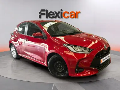 Usado Toyota Yaris Hybrid Active 116 CV (85 kW) 2023 Granate Berlina