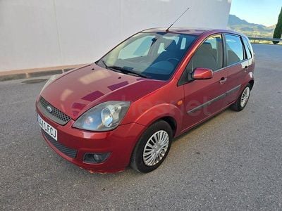 Usado Ford Fiesta Ghia 68 CV (50 kW) 2006 Granate Utilitario