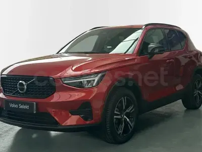 Usado Volvo XC40 Plus 163 CV (119 kW) 2025 Rojo SUV